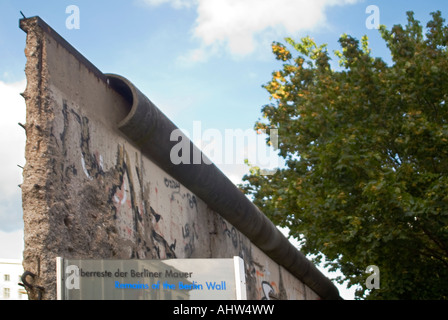 Horizontale Ansicht der restliche Abschnitt der Berliner Mauer am ursprünglichen Speicherort in der Topographie des Terrors an einem sonnigen Tag Stockfoto