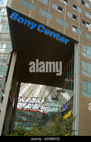 Vertikale Ansicht von einem der Eingänge in die spektakuläre Sony-Center, mit dem markanten blauen Logo suspendiert vom Dach Stockfoto