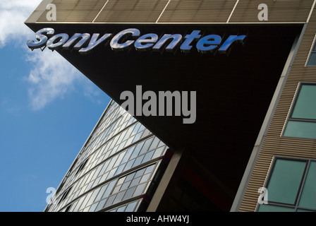 Horizontale Ansicht von einem der Eingänge in die spektakuläre Sony-Center, mit dem markanten blauen Logo suspendiert vom Dach Stockfoto