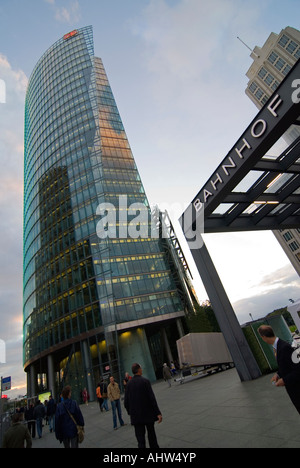 Vertikale Weitwinkel des Bahn-Towers, HQ für die Deutsche Bahn AG, einer der sieben Neubauten im Sony Center. Stockfoto