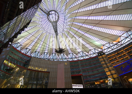 Horizontalen Weitwinkel von spektakulären zentralen Atrium des Helmut Jahns Schöpfung, das Sony Center am Potsdamer Platz. Stockfoto