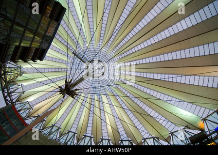 Horizontalen Weitwinkel von spektakulären zentralen Atrium des Helmut Jahns Schöpfung, das Sony Center am Potsdamer Platz. Stockfoto