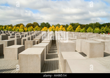Horizontalen Weitwinkel von das Holocaust-Mahnmal, auch bekannt als Denkmal für die ermordeten Juden Europas in Berlin an einem sonnigen Tag. Stockfoto