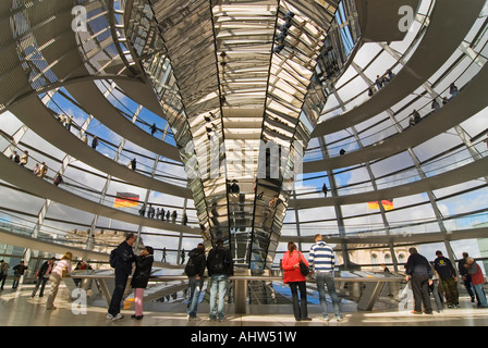 Horizontalen Weitwinkel von Touristen in Sir Norman Foster Glaskuppel auf dem Reichstag. Stockfoto