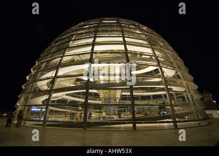 Horizontalen Weitwinkel von der Außenseite des Sir Norman Foster Glaskuppel auf dem Dach des Reichstags, nachts beleuchtet. Stockfoto