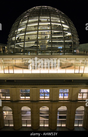 Vertikale Weitwinkel von der Außenseite des Sir Norman Foster Glaskuppel auf dem Dach des Reichstags, nachts beleuchtet. Stockfoto