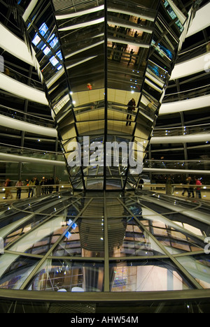 Vertikale Weitwinkel von Touristen in Sir Norman Foster Glaskuppel auf dem Dach des Reichstags, nachts beleuchtet. Stockfoto
