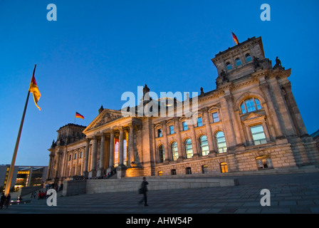 Horizontalen Weitwinkel von der Außenseite des Reichstagsgebäudes nachts beleuchtet. Stockfoto