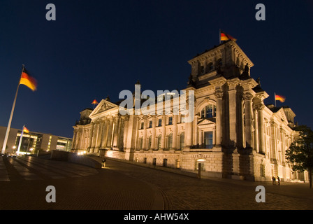 Horizontalen Weitwinkel von der Außenseite des Reichstagsgebäudes nachts beleuchtet. Stockfoto