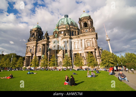 Horizontalen Weitwinkel des barocken Berliner Dom "Berliner Dom" befindet sich auf der Museumsinsel "Museumsinsel an einem sonnigen Tag Stockfoto