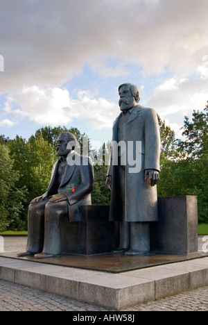 Senkrechten Blick auf die Statuen von Karl Marx und Friedrich Engels, der sozialistischen Denkmal in der Mitte des Marx-Engels-Forum-Park. Stockfoto