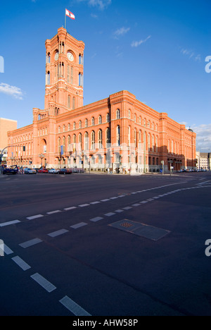 Vertikale Weitwinkel von der unverwechselbaren Rotes Rathaus "Rotes Rathaus" an einem sonnigen Tag. Stockfoto