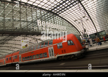 Horizontalen Weitwinkel eines Doppel-gedeckten RegionalExpress-Zuges nähert sich eine Plattform am Berliner Hauptbahnhof Bahnhof. Stockfoto