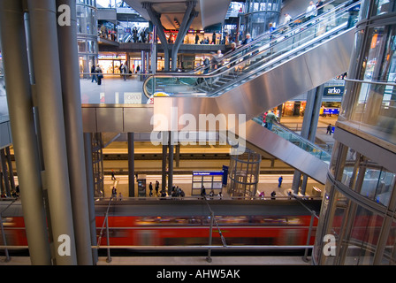 Horizontalen Weitwinkel des Innenraums des Berliner Hauptbahnhofs "Berlin Hauptbahnhof", zeigen alle fünf Stufen. Stockfoto