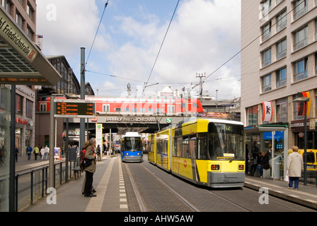 Horizontalen Weitwinkel Stadtbild von Friedrichstraße mit einem Zug die Station und zwei Straßenbahnen nähert sich ihre Haltestellen. Stockfoto