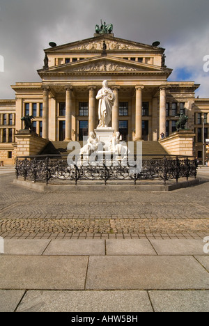 Vertikale Weitwinkel des Konzerthauses "Concert Hall" in Der Gendarmenmarkt mit dem Denkmal für Friedrich Schiller an sonnigen Tag Stockfoto