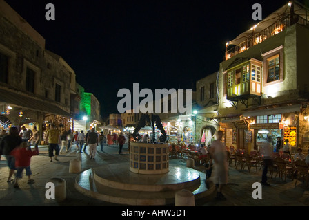 Horizontale Nacht Weitwinkelaufnahme des Platzes Seepferdchen-Brunnen in der Altstadt von Rhodos. Stockfoto