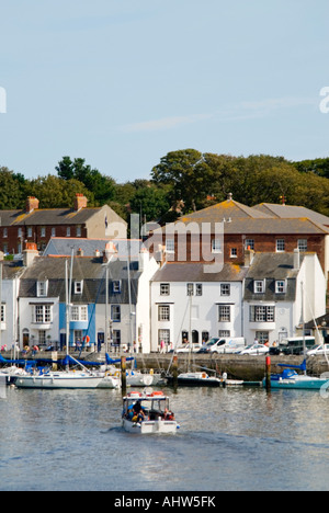 Vertikale Ansicht eines Motorbootes mit Passagieren aus dem 17. Jahrhundert alten Hafen von Weymouth. Stockfoto