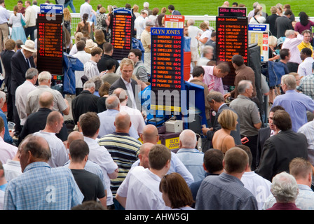 Horizontale Ansicht am oberen Rand eine Menge Leute, die darauf warten, bei der Buchmacher Wetten auf Sandown Pferderennbahn zu platzieren Stockfoto