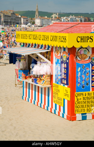 Vertikale Ansicht eines hellen traditionellen Fisch-und Chip Fastfood stehen am Strand von Weymouth. Stockfoto