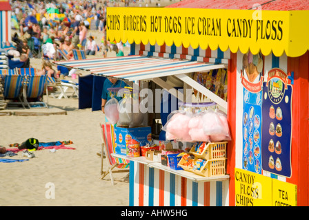 Horizontale Ansicht eines hellen traditionellen Fisch-und Chip Fastfood stehen am Strand von Weymouth. Stockfoto