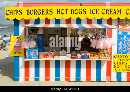 Horizontale Ansicht eines hellen traditionellen Fisch-und Chip Fastfood stehen am Strand von Weymouth. Stockfoto