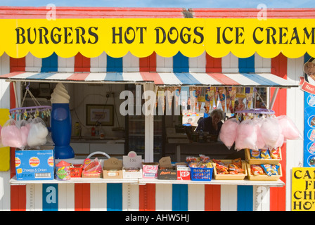 Horizontale Ansicht eines hellen traditionellen Fisch-und Chip Fastfood stehen am Strand von Weymouth. Stockfoto