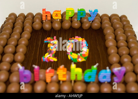 Horizontale Nahaufnahme eines Kindes 10. Geburtstag Kuchen, mit Pralinen, Vereisung und Kerzen dekoriert Stockfoto