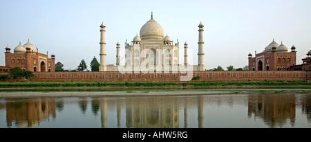 Taj Mahal spiegelt sich im Fluss Yamuna. Agra. Uttar Pradesh. Indien Stockfoto