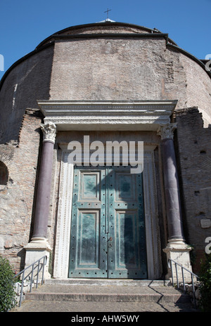 Große Bronze-Türen bis zum Eingang der Tempel des Romulus nun eine Kirche Santi Cosma e Damiano in das Forum romanum Rom Stockfoto