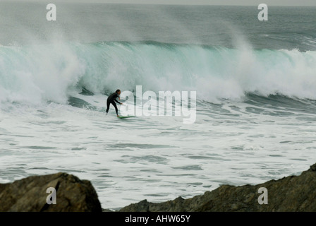 Surfer auf einer Welle in Newquay, Cornwall Stockfoto