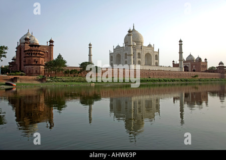 Taj Mahal spiegelt sich im Fluss Yamuna. Agra. Uttar Pradesh. Indien Stockfoto