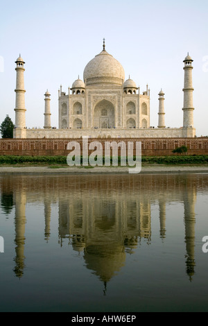 Taj Mahal spiegelt sich im Fluss Yamuna. Agra. Uttar Pradesh. Indien Stockfoto