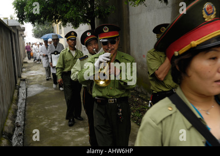 Mitglieder einer Blaskapelle gekleidet in Polizei Uniform während einer Trauerfeier in Ningbo, Zhejiang China Juni 2006 Stockfoto