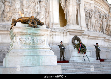 Offiziere der italienischen Armee zu schützen, die Kränze und ewigen Flammen an dem Denkmal Vittorio Emanuele II in Rom-Latium-Italien Stockfoto