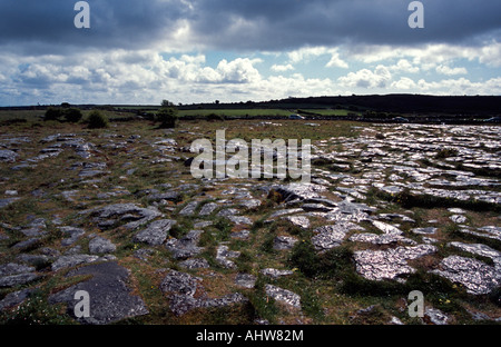 der Burren Kalkstein Pflaster Irland stürmischen Himmel Stockfoto