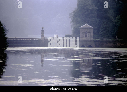 Alte Burg Anlagen und Gärten in England Stockfoto