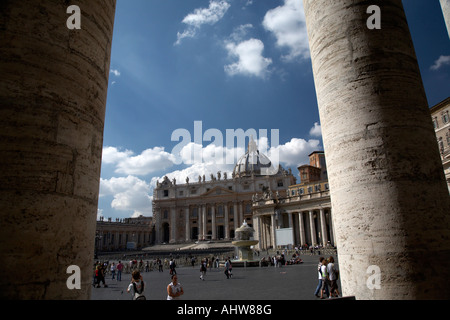 Auf der Suche durch Spalten Kolonnaden auf der anderen Seite des Platzes nach St. Peters Basilica Vatikanstadt Rom Latium Italien Stockfoto