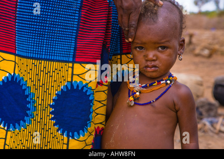 Unterernährte Fulani Kind in einem kleinen Dorf Niger, Westafrika Stockfoto