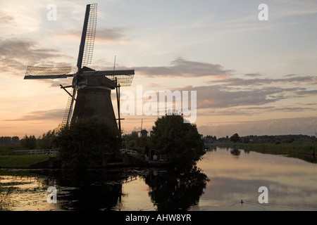 Silhouette der Windmühle während des Sonnenuntergangs in der Unesco World Heritage Site Kinderdijk, Süd-Holland, Niederlande Stockfoto