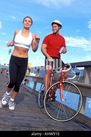 FRAU JOGGER PÄSSE MÄNNLICHE RADFAHRER Stockfoto