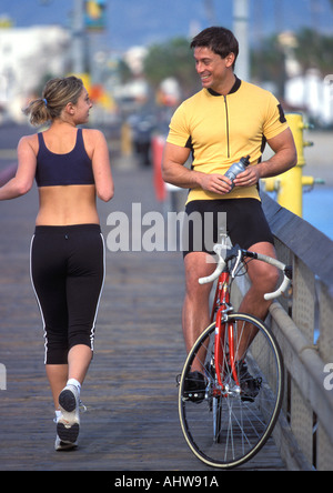 MÄNNLICH WEIBLICH JOGGER PÄSSE RADFAHRER Stockfoto