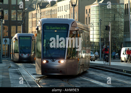 LUAS Straßenbahnen am St. Stephens Green Dublin Stadtzentrum von Connex Verkehr insouthern Irland EU Europe betrieben Stockfoto