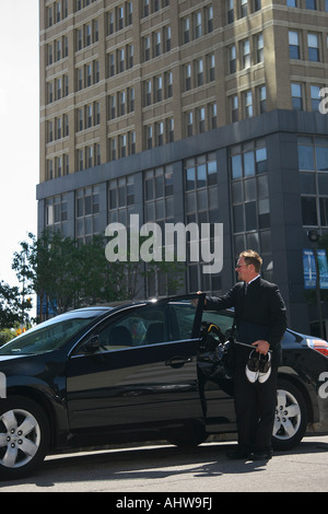 Der Managerin steht bei seinem Auto und trägt einen Laptop auf den Straßenbildern der Stadt in den USA in hoher Auflösung Stockfoto