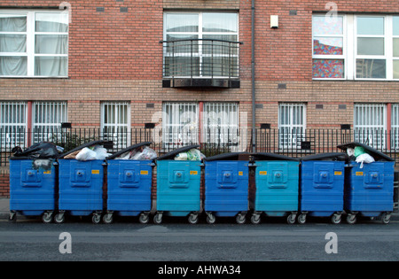 Hellen und dunklen blauen Abfall-Behälter Linie eine Dublin-Straße im Zentrum Stadt Irlands EU erwarten Entleerung Stockfoto