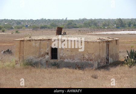 Verfallene traditionelles Bauernhaus auf Ackerland in der Nähe von Ayia Napa auf der Mittelmeer Insel Zypern EU warten Entwicklung Stockfoto