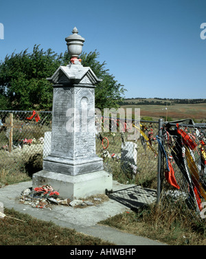 Schlacht von Wounded Knee Denkmal mit den umliegenden Gebetsfahnen im Friedhof-Pine-Ridge-Reservat South Dakota USA vertikale Stockfoto