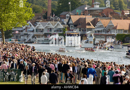 Zuschauer bei der Henley Royal Regatta auf der Themse in Oxfordshire-England-Vereinigtes Königreich Stockfoto