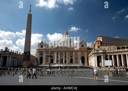Touristen gehen über St Petersplatz mit St Peters Basilika im Hintergrund Vatikanstadt Rom Latium Italien Stockfoto