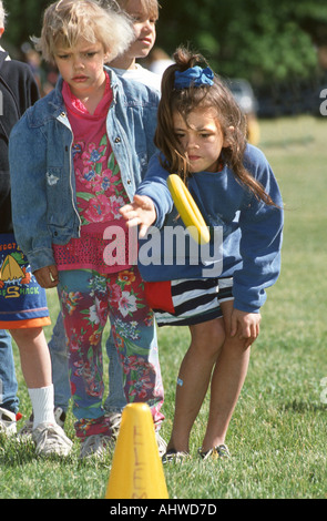 Grundschule Feldtag 2. Klasse weiblich wirft Ring, um motorische Fähigkeiten entwickeln Stockfoto